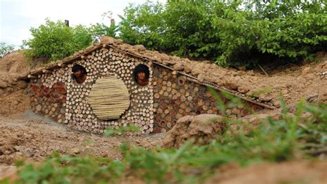 原始技术，两兄弟野外建造霍比特小屋，造型独特冬暖夏凉！_凤凰网视频_凤凰网