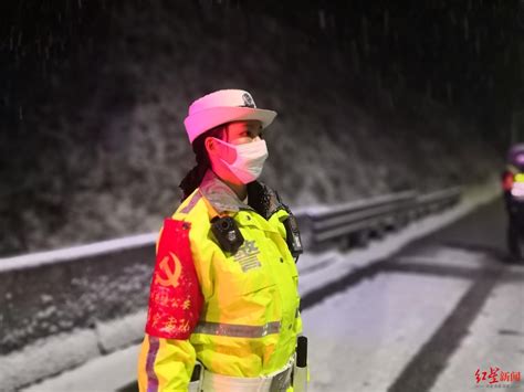 泥巴山北坡路段降雪，雅西高速实施交通管制车辆分流