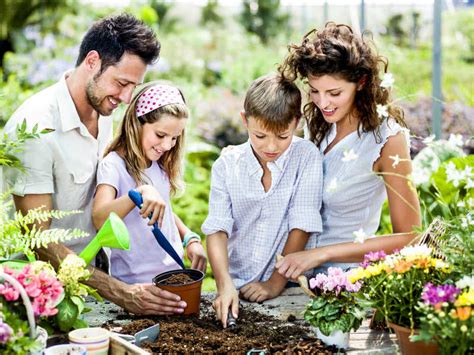 幸福开心的家庭图片-户外花园里幸福的一家人素材-高清图片-摄影照片-寻图免费打包下载