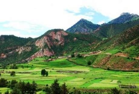 芒康位于西藏东南部横断山脉，昌都地区最东部