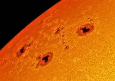 “太阳黑子”是太阳表面的风暴中心，以11年为周期会引发耀斑爆炸 - 气体汇