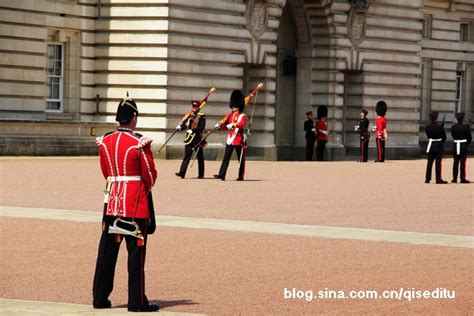 英国白金汉宫皇家卫队换岗，他们头上戴的帽子亮了_腾讯视频