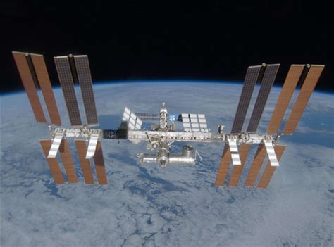 国际空间站除太阳翼外还有多个条状凸出物，为何我们天宫没有？_桁架