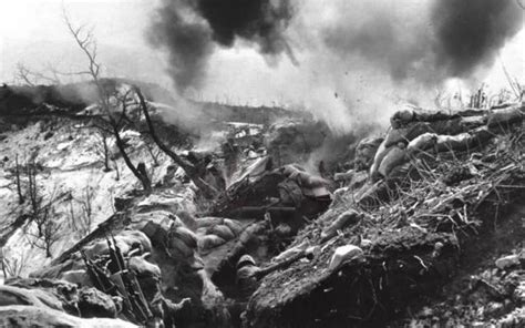 上甘岭战役老照片：战死的美军横七竖八躺在地上，炮弹壳堆积成山|美军|上甘岭战役|炮弹壳_新浪新闻