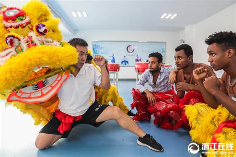 德清：外国友人学习打鼓舞狮 体验中国传统文化魅力-影像中心-浙江在线