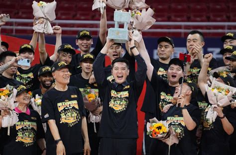 高清：2019－2020赛季CBA总冠军颁奖仪式 广东加冕“十冠王”--CBA2019-20赛季--CBA--篮球--体育--人民网