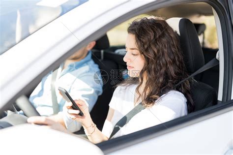 年轻女在与男友一起驾驶汽车时高清图片下载-正版图片502760226-摄图网