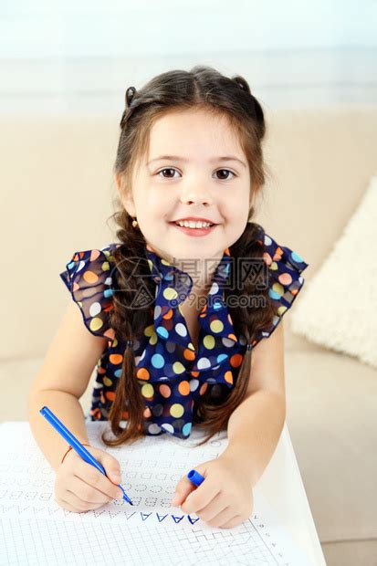 可爱的小女孩做家庭作业特写以家庭高清图片下载-正版图片507230121-摄图网