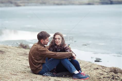 美丽的幸福情侣在湖边的爱情故事高清图片下载-正版图片507391135-摄图网