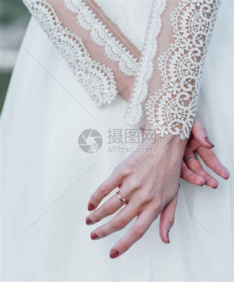 新娘手拿粉色和白色的婚礼花束高清图片下载-正版图片504993844-摄图网