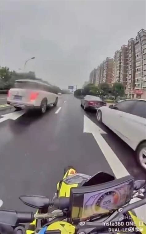 女骑手骑行摩托车超速被转弯车辆撞倒，摔惨了，谁全责？_易车