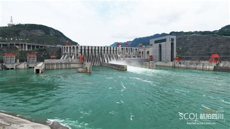 雅砻江两河口水电站大坝全线填筑到顶