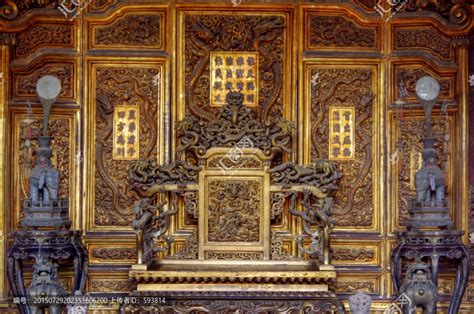 故宫里的这把龙椅已经有500年的历史，龙椅是木头打制的_皇帝_象征_文物