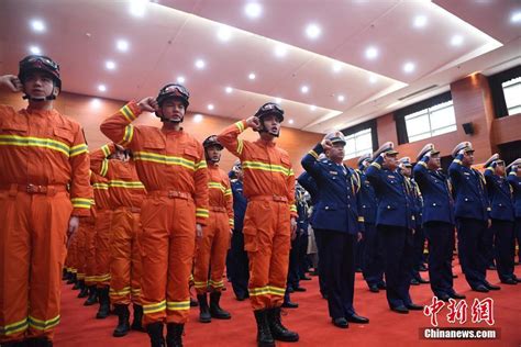 重庆南岸区消防救援支队举行迎旗授衔和换装仪式