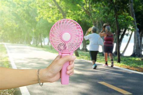 夏季炎热天气时在公共园手持粉红高清图片下载-正版图片503214796-摄图网