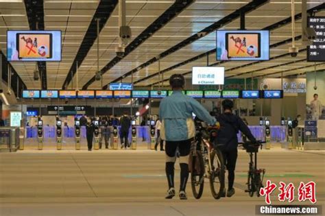 香港与内地全面“通关” 香园围口岸首次实施旅客过关 - 看点 - 华声在线