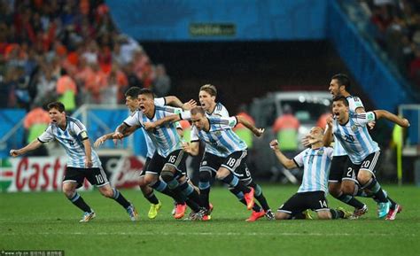 荷兰阿根廷场上爆发冲突！荷兰阿根廷踢出15张黄牌 - 风暴体育