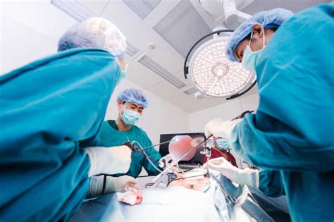 做手术的两名医生图片-正在手术室做手术的两名医生素材-高清图片-摄影照片-寻图免费打包下载