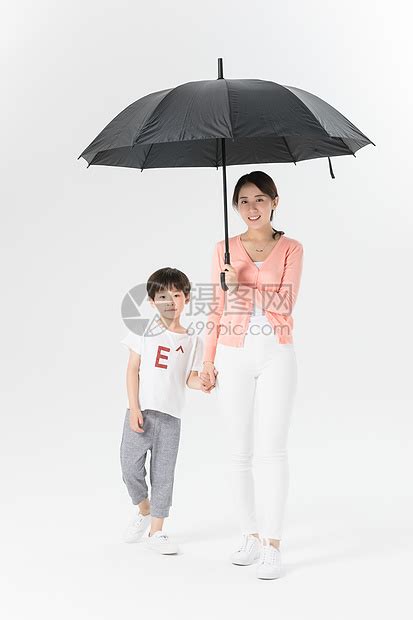 妈妈给儿子打伞高清图片下载-正版图片500950882-摄图网