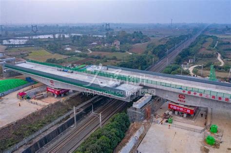 湖北襄阳：枣潜高速公路跨汉丹铁路双幅转体梁同步转体成功-人民图片网