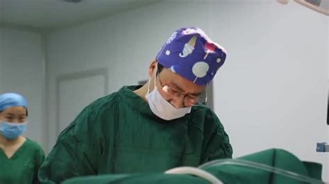 郑州痛风风湿病医院：中医微创可视针刀镜治疗膝关节痛风石手术_腾讯视频