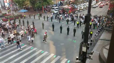 上海南京路武警再现拉链式人墙 ，武警战士守护游客的安全出行 ...