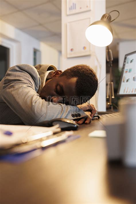 患有倦怠综合症的精疲力竭的员工在工作中休息高清摄影大图-千库网