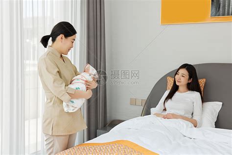 月嫂陪坐月子的母亲照顾新生婴儿高清图片下载-正版图片502384372-摄图网