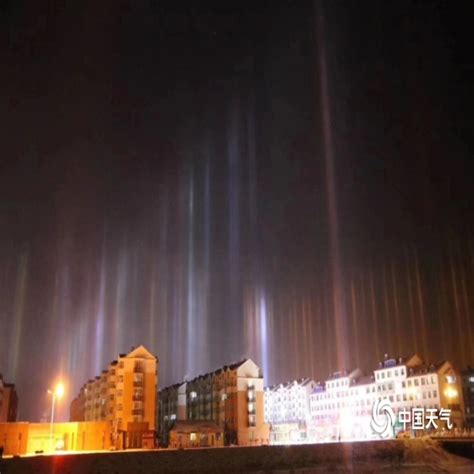 新疆惊现“极光”？世界罕见的绝妙景致，酷似科幻大片！_滑雪