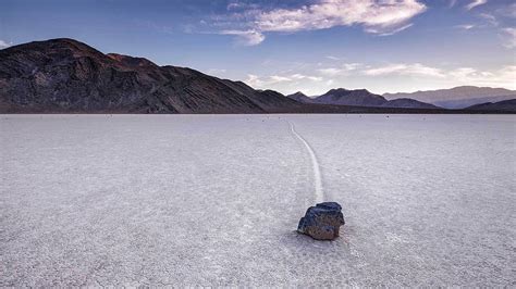 死亡谷国家公园跑道湖的迷踪石 | 必应壁纸｜必应美图