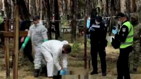 伊久姆乱葬岗掘出更多遗体 乌官员指控俄军_凤凰网视频_凤凰网