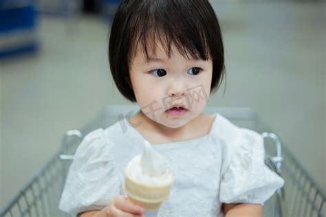 小女孩吃雪糕摄影图片-小女孩吃雪糕摄影作品-千库网