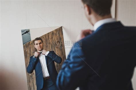 男人看镜子欣赏他穿着641镜的衣服高清图片下载-正版图片307145137-摄图网
