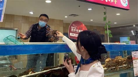 春节前夕，加拿大龙虾在永辉超市热销_凤凰网
