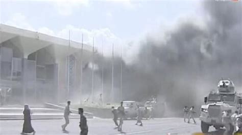 机场爆炸后也门新政府成员迅速转移，记者称“至少两次爆炸”_World湃_澎湃新闻-The Paper