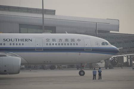 中国南方航空载有143名乘客降落时,前起落架故障-质流