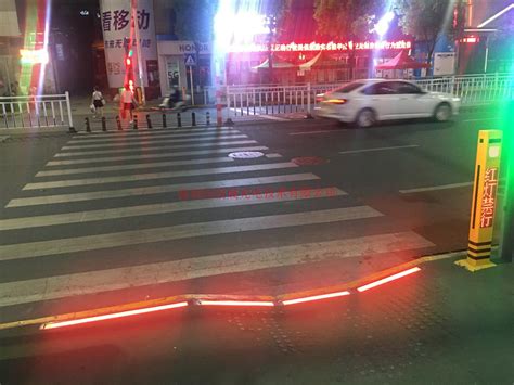 红绿灯路口如何通过最安全？为何有的读秒有的却无？__凤凰网