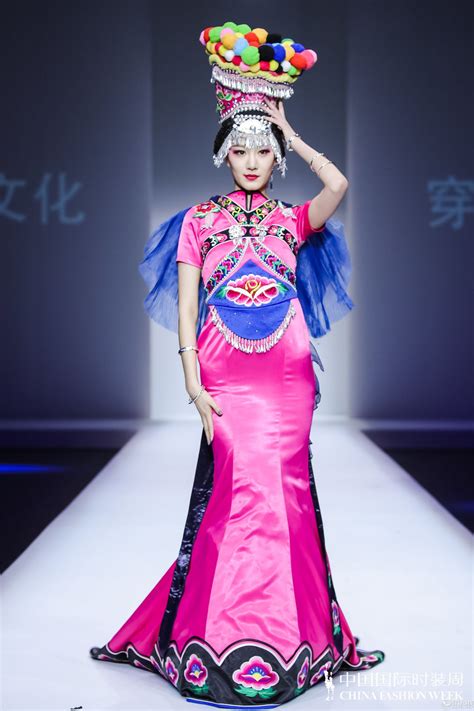 张珂嘉《穿在身上的文化》致敬中国多民族服装服饰文化_普洱