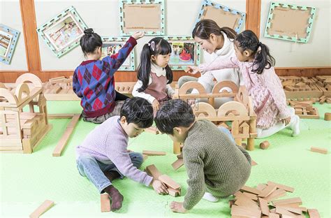 幼儿园老师带小朋友玩积木高清图片下载-正版图片501118531-摄图网
