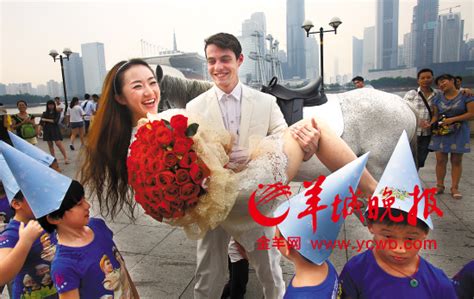 广州塔下昨上演“童话般”求爱仪式 单身白领相亲忙|广州|天河_凤凰资讯
