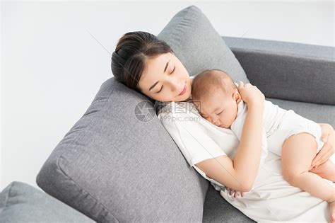 母婴沙发上妈妈抱着宝宝睡觉高清图片下载-正版图片500962320-摄图网
