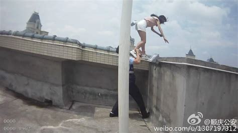 少女欲跳楼轻生 生死瞬间被民警一把拉住-新闻中心-温州网