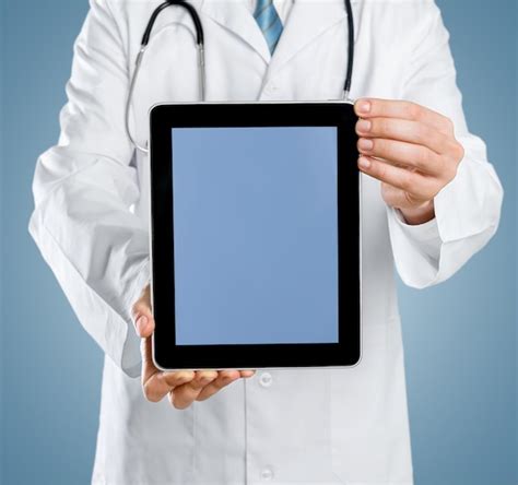 Cerca de médico varón sosteniendo tablet pc con rayos x | Foto Premium