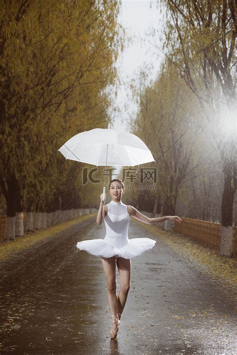 拿着雨伞的青年女人跳芭蕾舞高清摄影大图-千库网