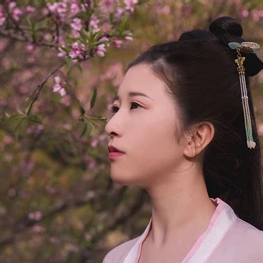 桃花古风头像女生真人版