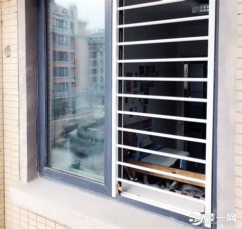 广州工厂直供私家别墅铁艺防盗窗白色烤漆窗花热镀锌锻打铁防盗窗-阿里巴巴