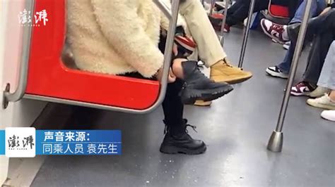 女子在地铁上脱鞋抠脚死皮掉一地，同乘人：抠了好几站，很不文明|地铁_新浪新闻