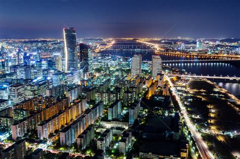 韩国首尔市中心城市景观的空中日落夜景与首尔塔高清图片下载-正版图片300857896-摄图网