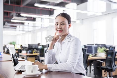 开放办公的商务职业白领女性高清图片下载-正版图片500577626-摄图网