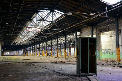 废弃的厂房和旧橱柜高清图片下载-正版图片504756706-摄图网